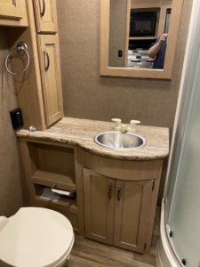 2018 Thor Ace 30.4 Bathroom