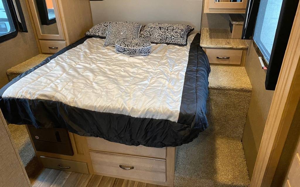 2018 Thor Ace 30.4 Bedroom Bed