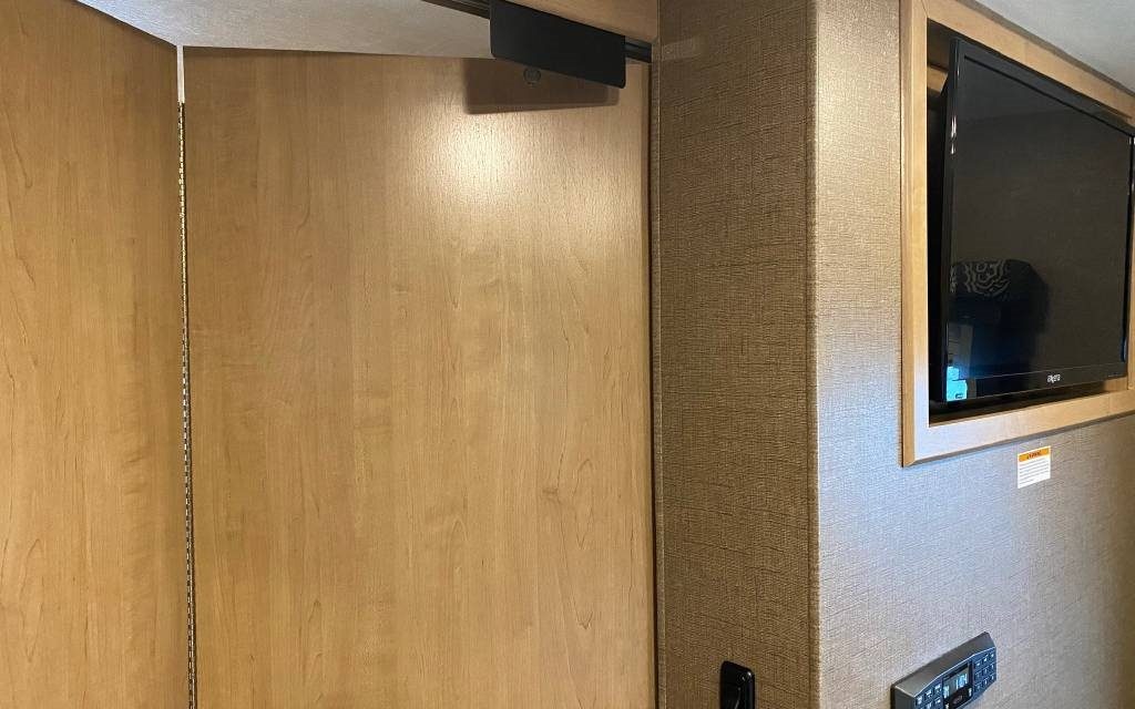 2018 Thor Ace 30.4 Bedroom Privacy Door