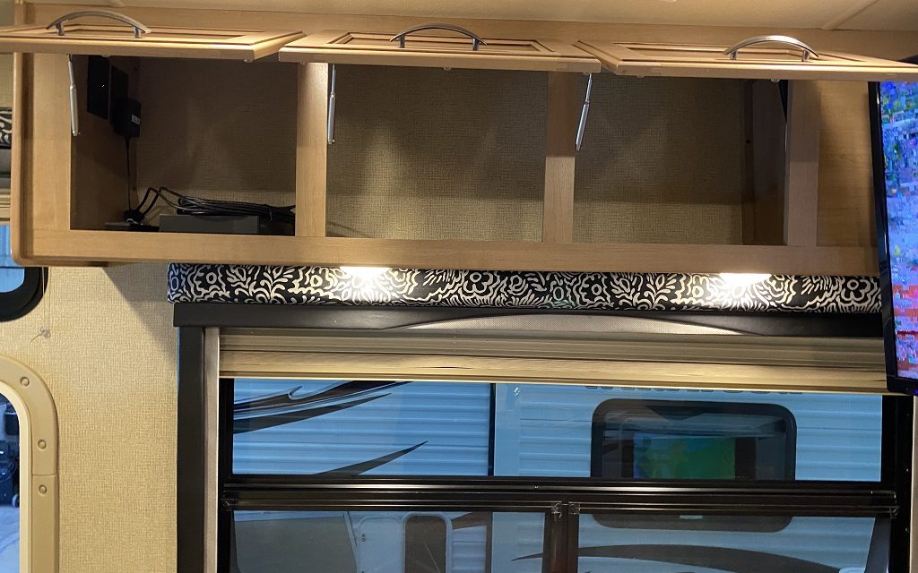 Cabinets overhead in Dinette 2018 Thor Ace 30.4